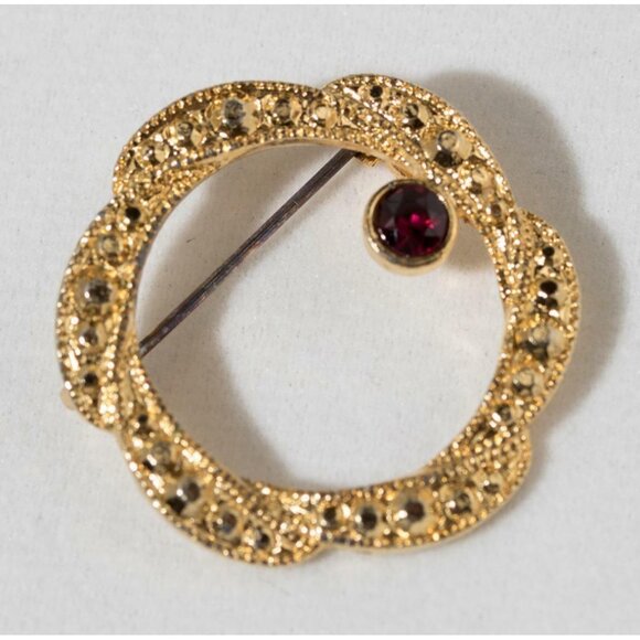 Vintage Gold Tone Textured Circle Scarf Lapel Pin with Red Crystal - Picture 3 of 4
